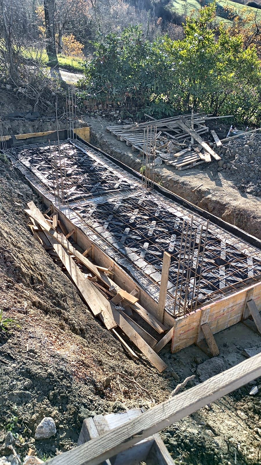 Armatura di una fondazione con distanziatori, pronta per il getto