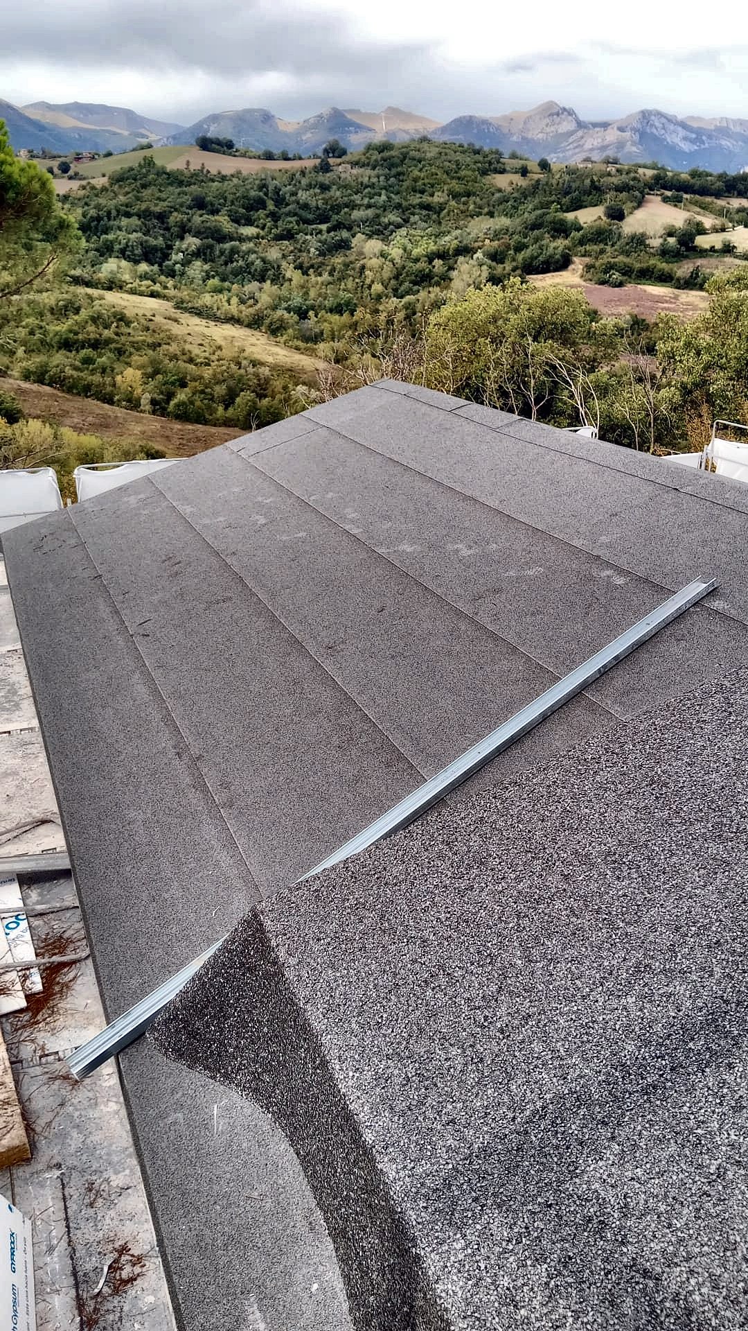 Copertura completata, con le colline e i Monti Sibillini sullo sfondo